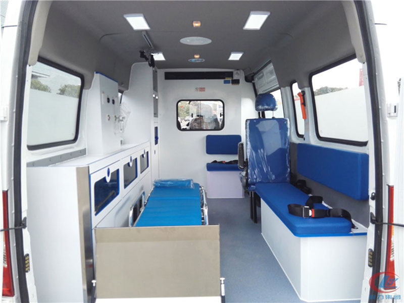 大通V80長軸中頂轉(zhuǎn)運(yùn)型國六救護(hù)車