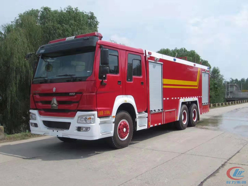 重汽豪沃后雙橋泡沫消防車