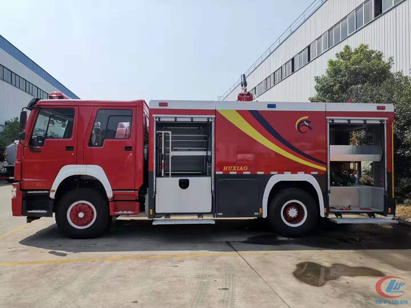 重汽豪沃水罐消防車