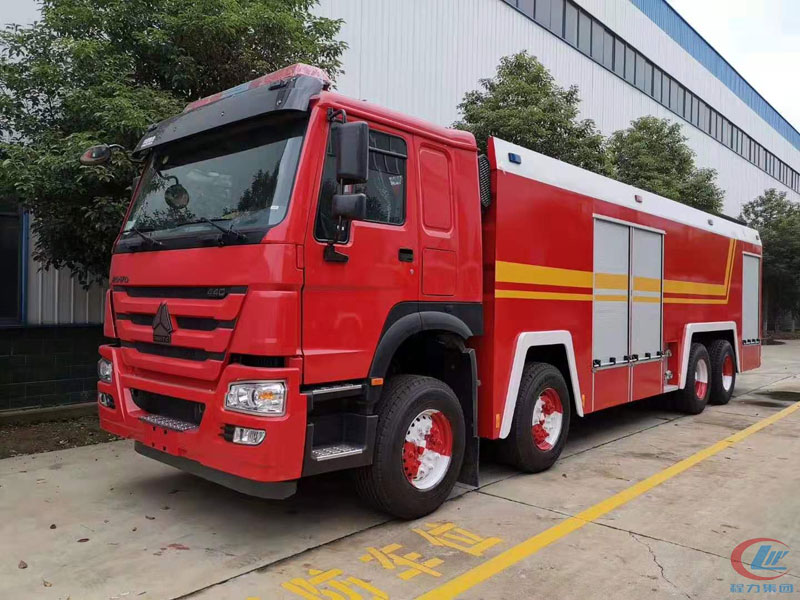 重汽豪沃前四后八水罐泡沫消防車