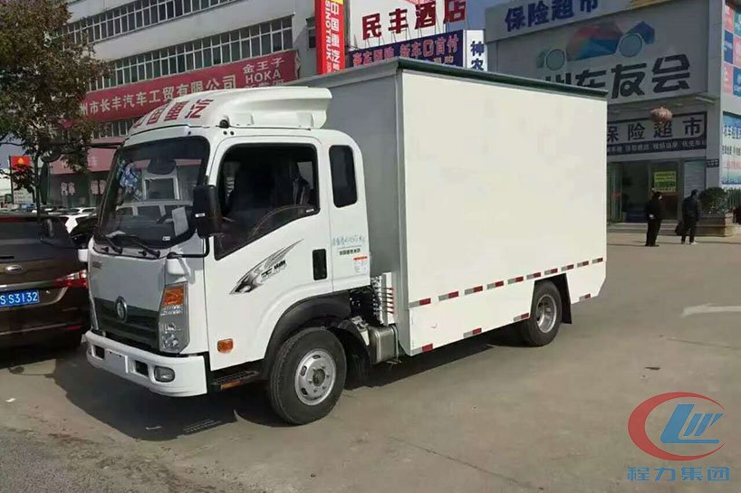 重汽王牌3.8米廂長(zhǎng)舞臺(tái)車(chē)