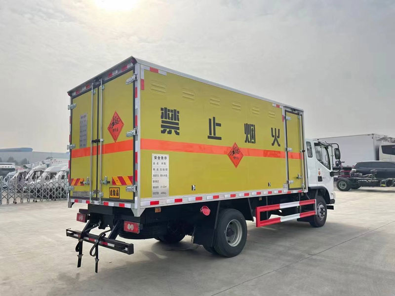 歐馬可排半4.8米爆破器材運(yùn)輸車