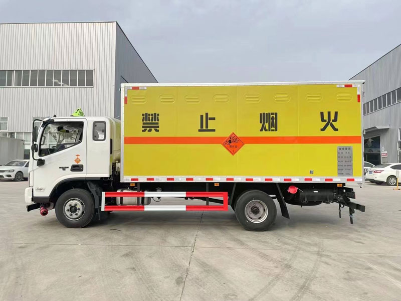 歐馬可排半4.8米爆破器材運(yùn)輸車