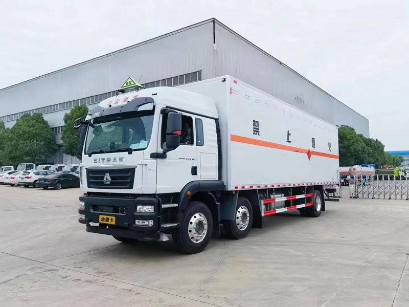 汕德卡9.6米小三軸爆破器材運輸車