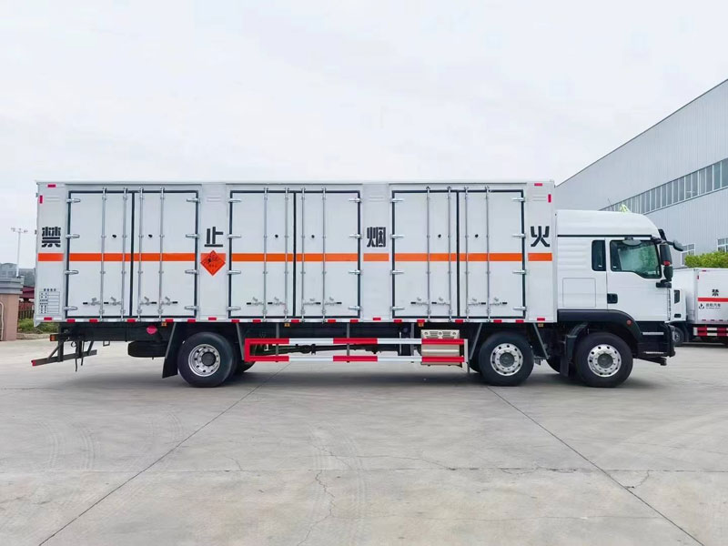 汕德卡9.6米小三軸爆破器材運輸車