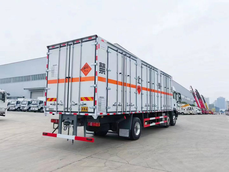 汕德卡9.6米小三軸爆破器材運輸車