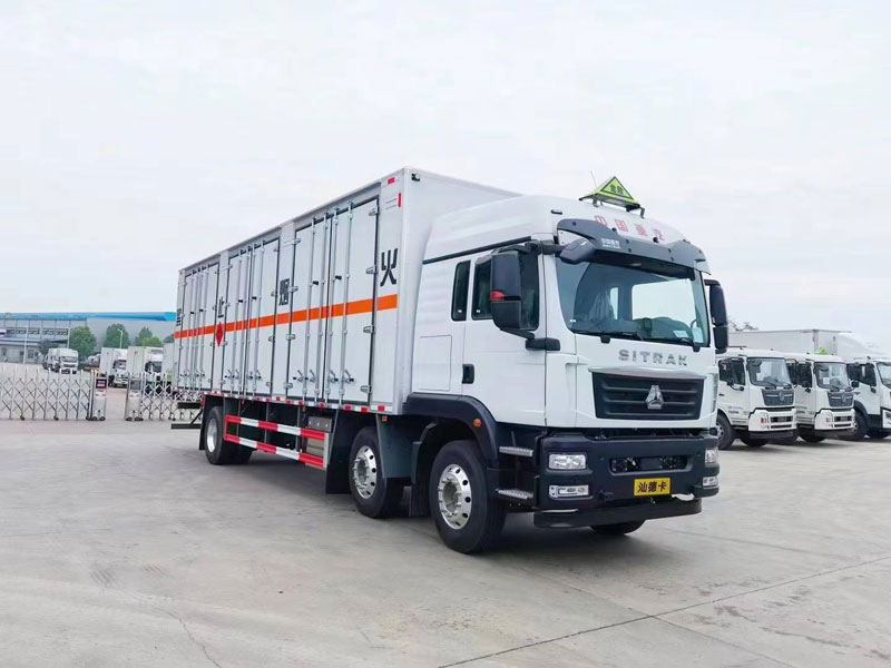 汕德卡9.6米小三軸爆破器材運輸車