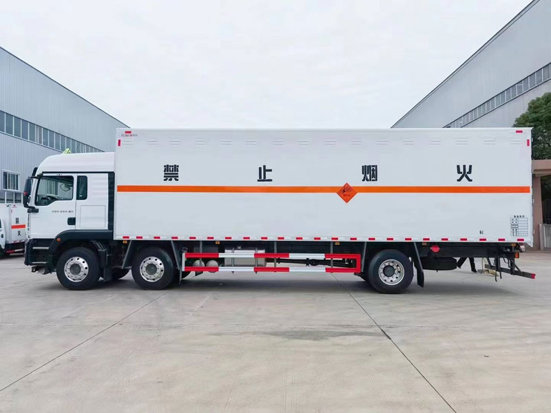 汕德卡9.6米小三軸爆破器材運輸車