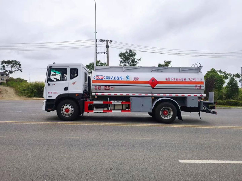 12.6方東風(fēng)多利卡D9運油車