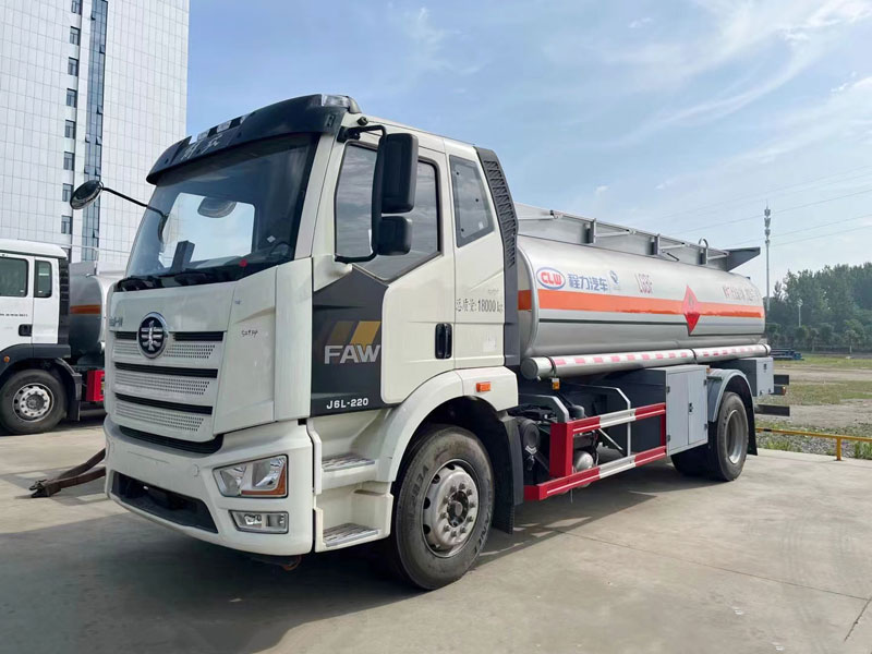 國(guó)六解放J6L運(yùn)油車(chē)