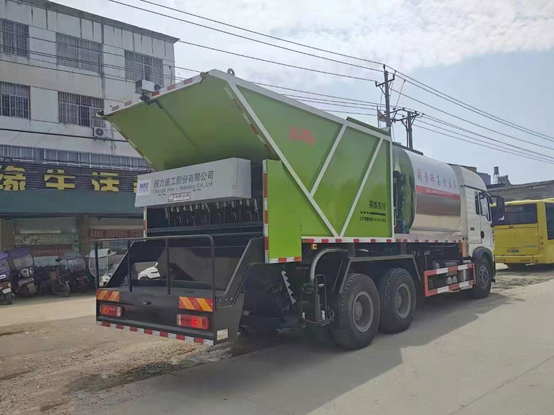 國六重汽豪沃后八輪同步碎石封層車