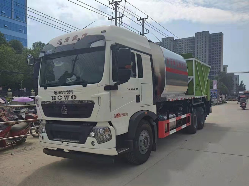 國六重汽豪沃后八輪同步碎石封層車