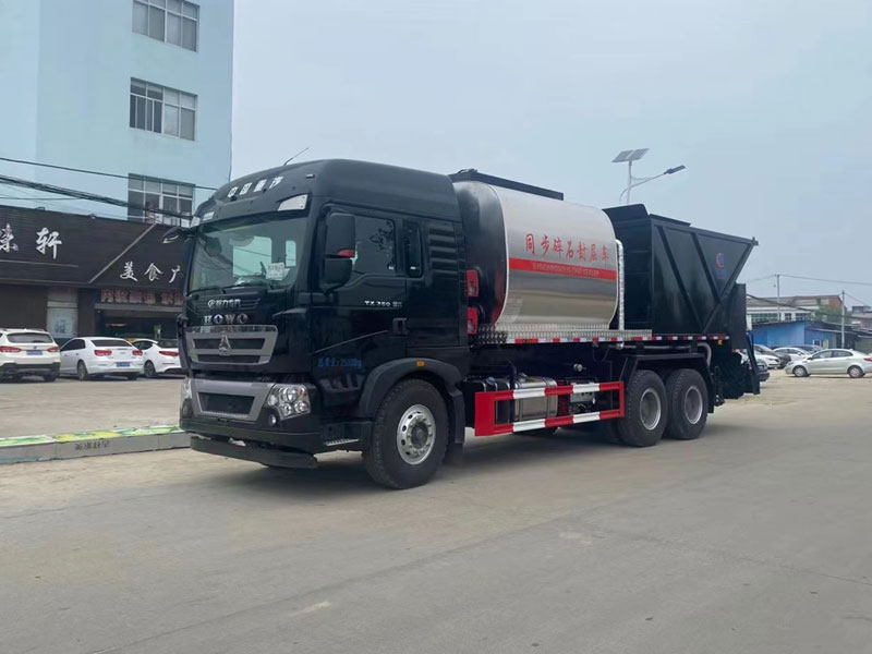 重汽豪沃后雙橋同步碎石封層車