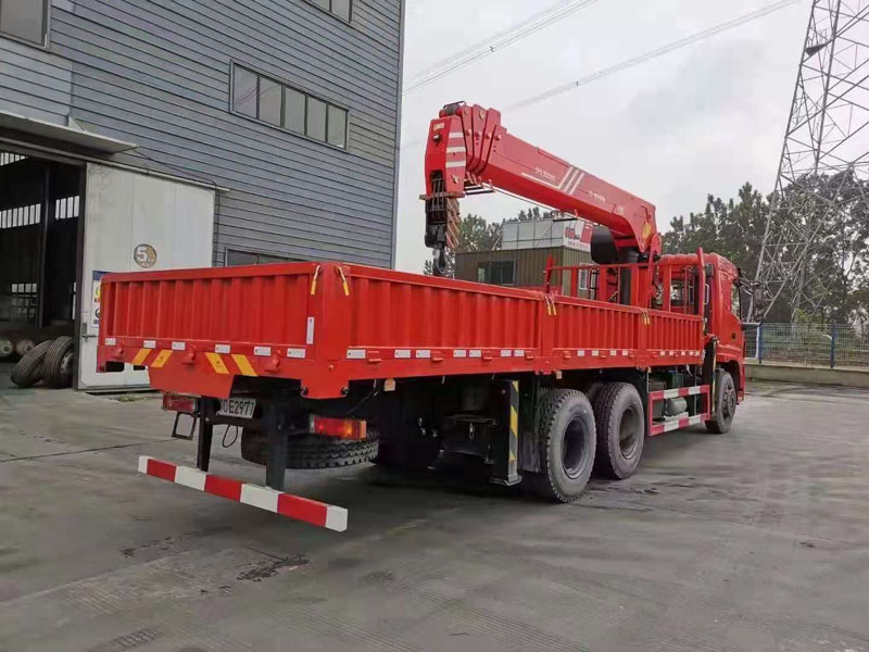 國六??三環昊龍后八輪隨車吊