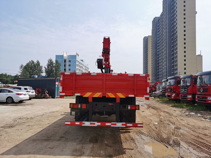 重汽王牌單橋單排隨車吊