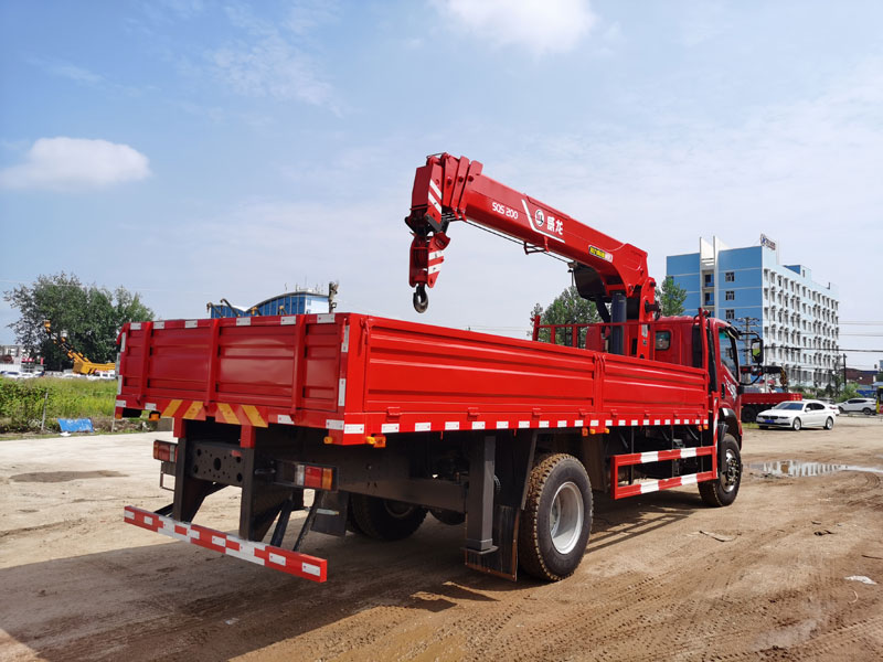 重汽王牌單橋單排隨車吊