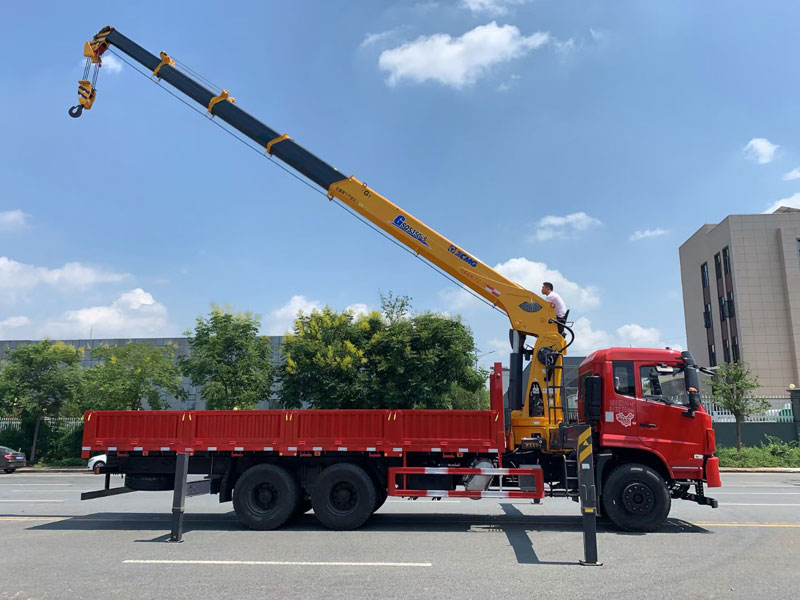 東風(fēng)后八輪短軸距14噸隨車吊