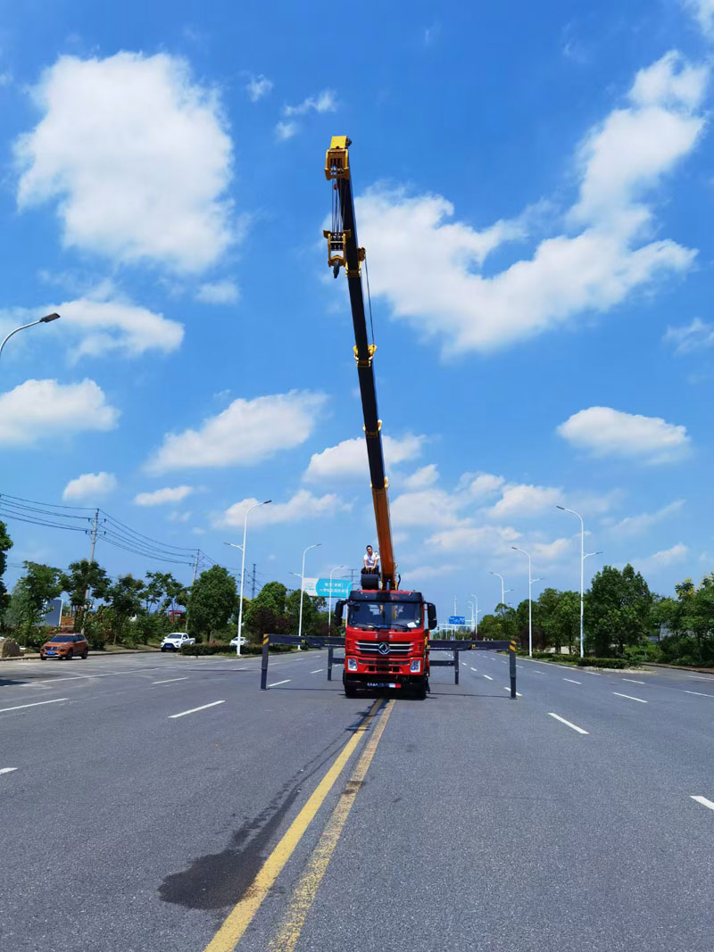 東風(fēng)后八輪短軸距14噸隨車吊