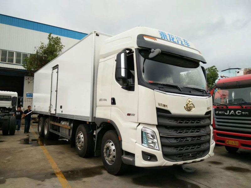 東風柳汽乘龍前四后八9米6冷藏車