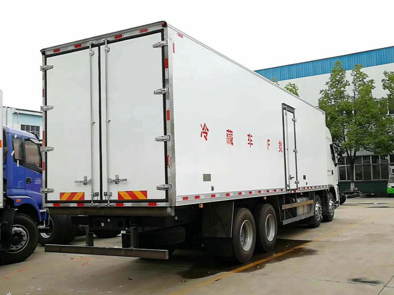 東風柳汽乘龍前四后八9米6冷藏車