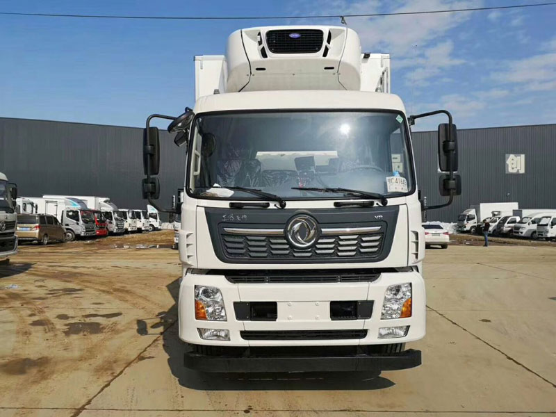 東風(fēng)天錦8米6冷藏車