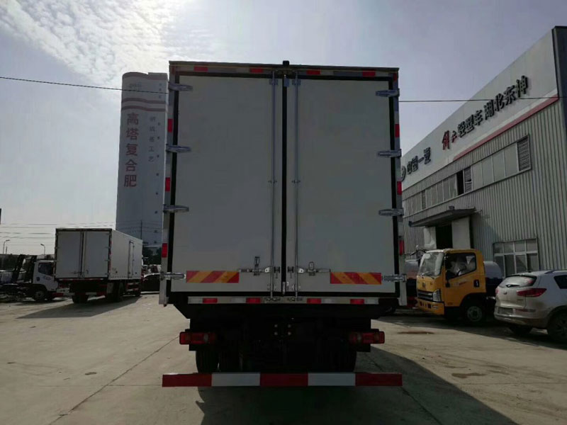 東風(fēng)天錦8米6冷藏車