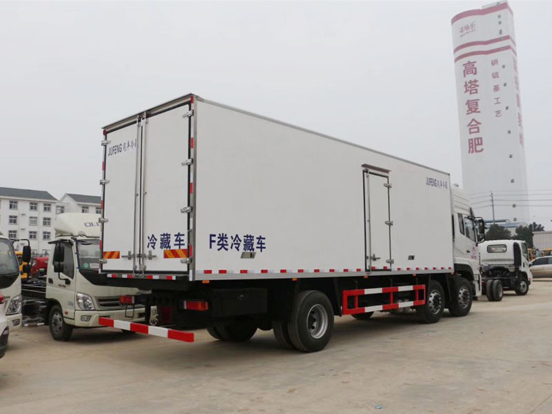 東風天龍三軸8米6冷藏車