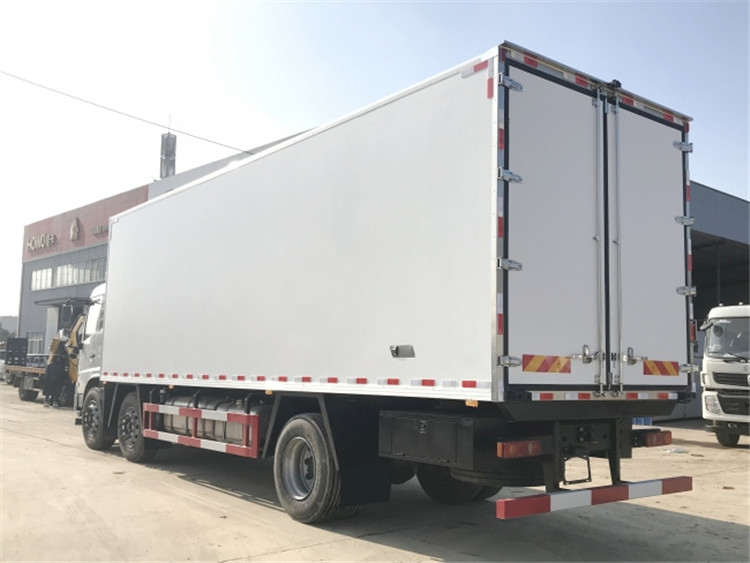 東風(fēng)天錦三軸7.7米冷藏車