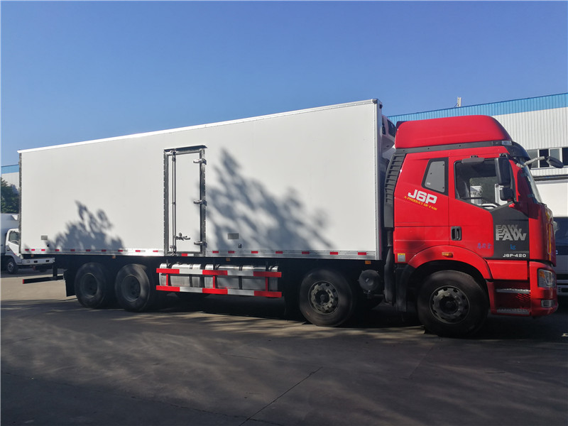 解放J6P前四后八9米6冷藏車