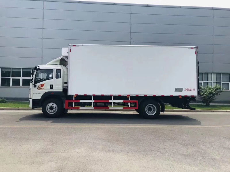 重汽豪沃7米8冷藏車