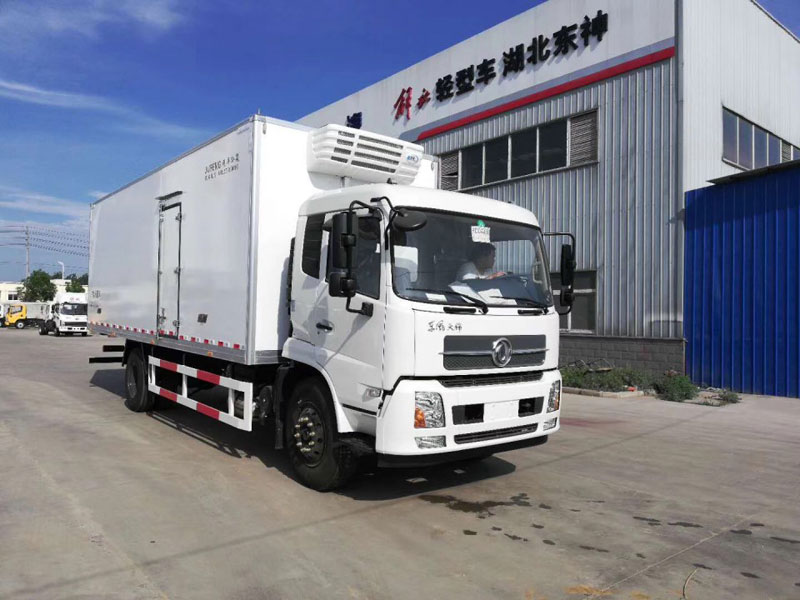 東風天錦7米8冷藏車