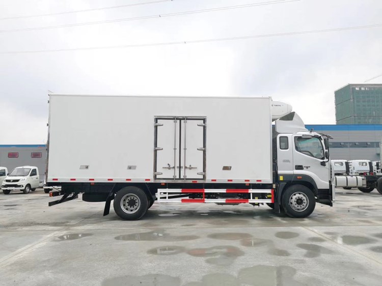 國六福田歐航6.8米冷藏車