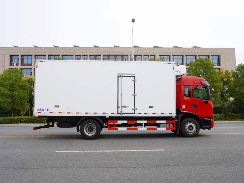 東風(fēng)天錦KR高頂雙臥6米8冷藏車