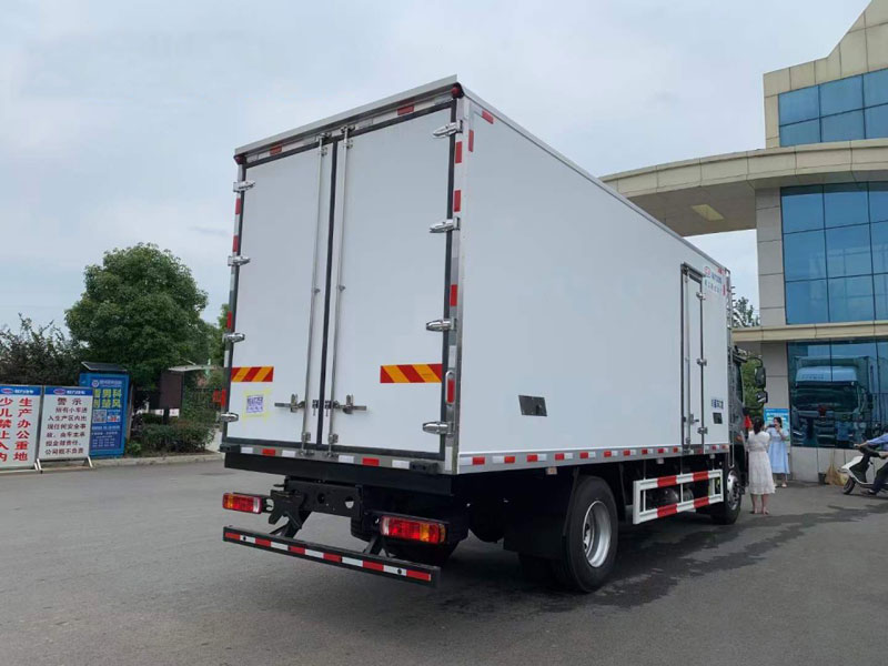 福田歐航高頂雙臥6米8冷藏車