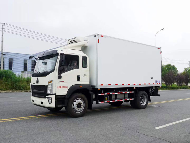 重汽豪沃5米1冷藏車