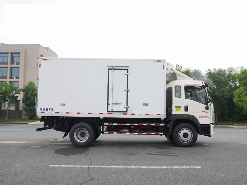 重汽豪沃5米1冷藏車