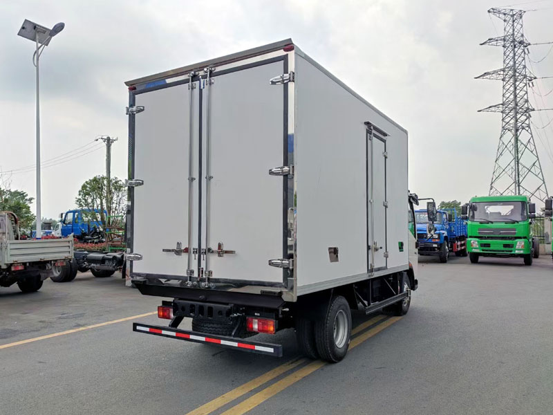 重汽豪沃小金牛4米2冷藏車