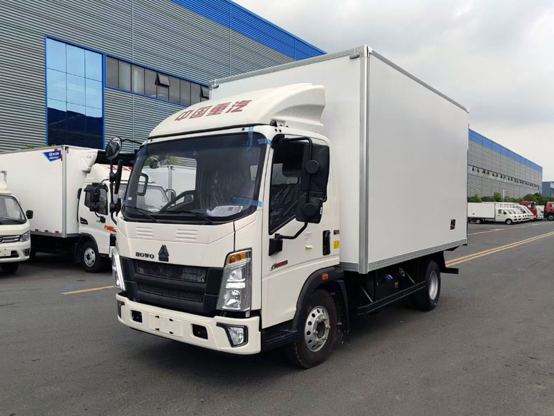 重汽豪沃小金牛4米2冷藏車