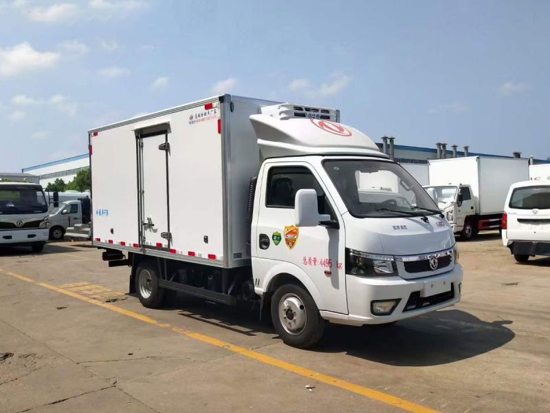 國六東風途逸柴油小型冷藏車