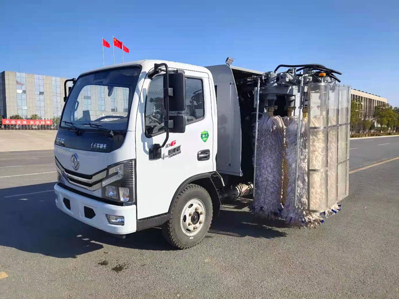 國六東風小多利卡中置護欄清洗車