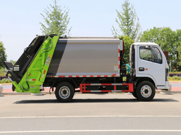 國(guó)六小多利卡6方壓縮垃圾車